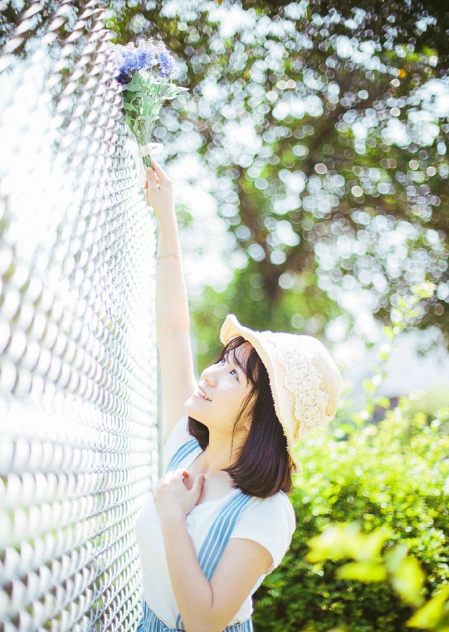 短发氧气阳光少女写真花香四溢小清新美女图库